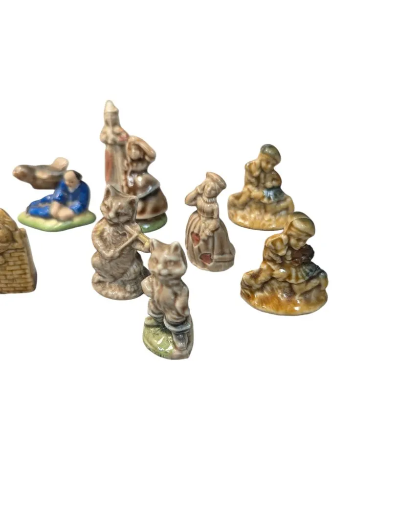 Assorted Figurines (18)