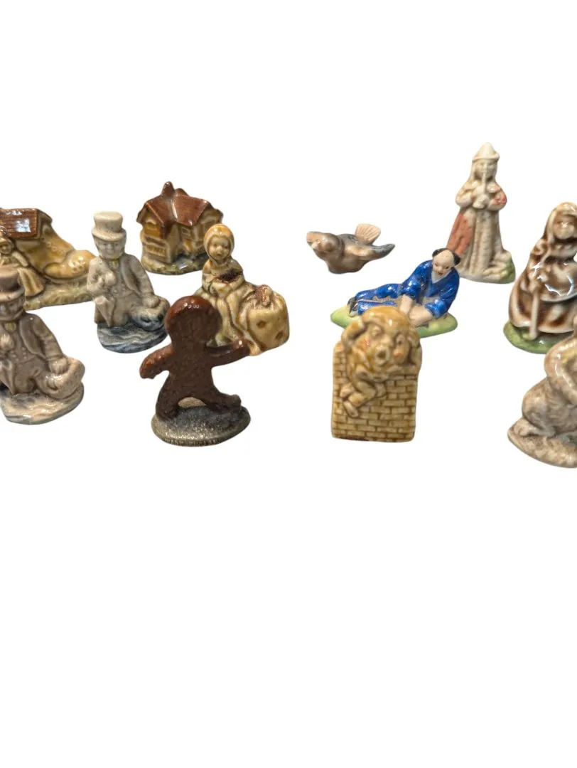 Assorted Figurines (18)