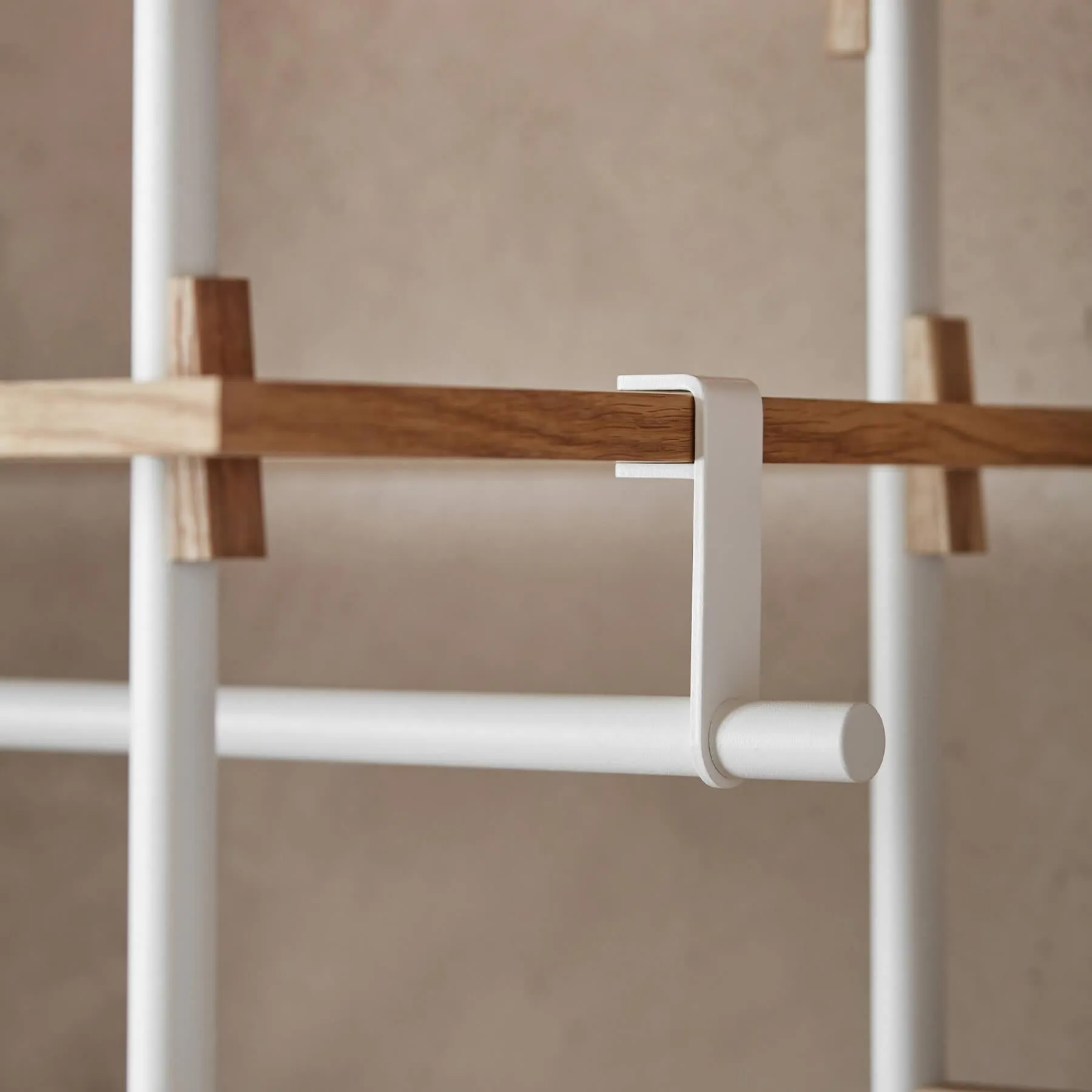 MOEBE single shelving system with cabinet and clothes rail