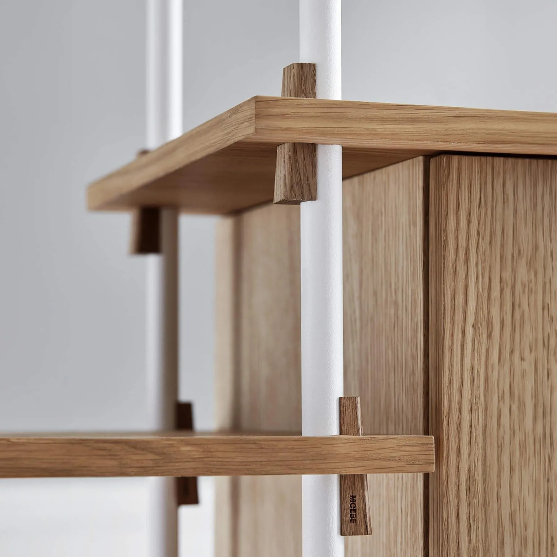 MOEBE single shelving system with cabinet and clothes rail