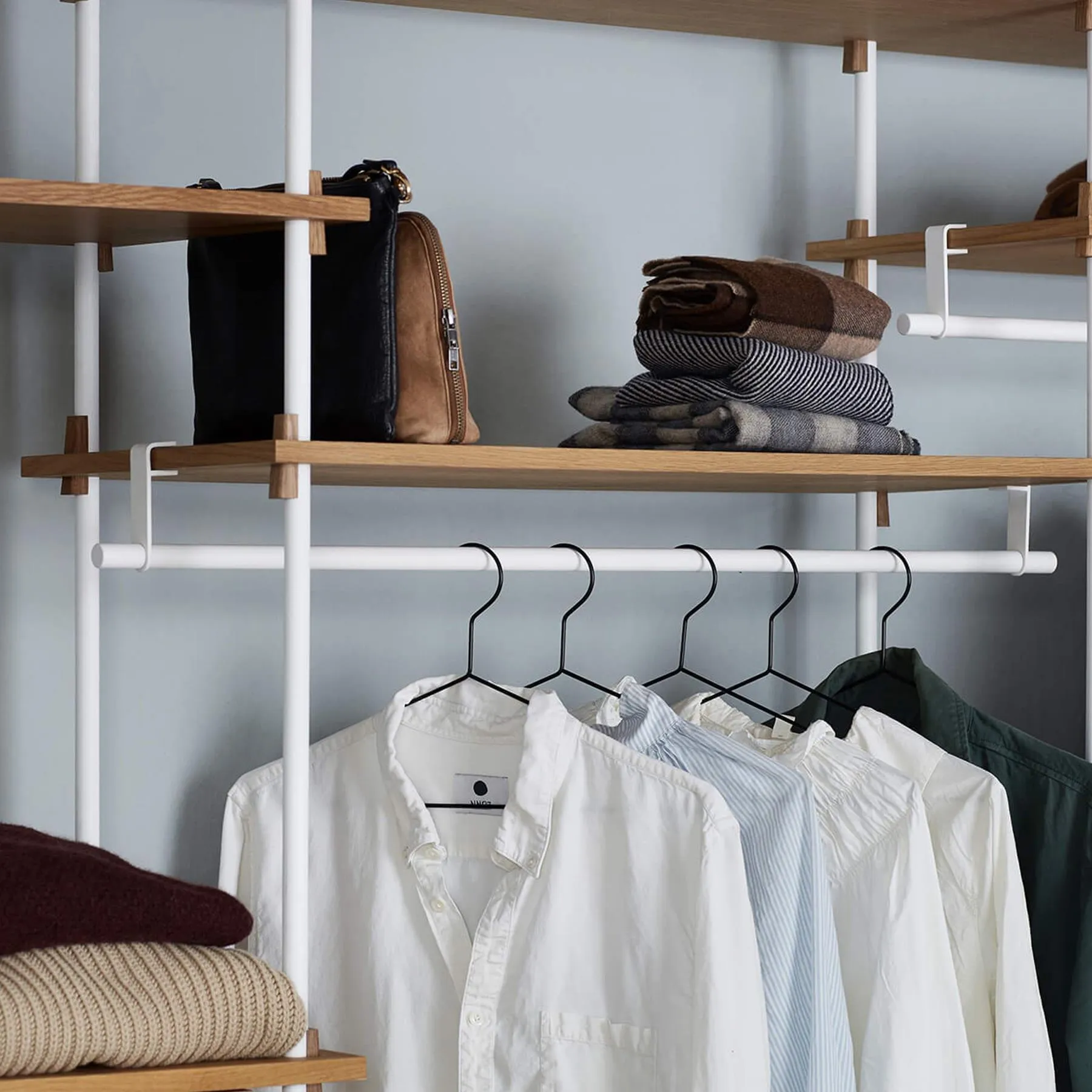 MOEBE single shelving system with cabinet and clothes rail